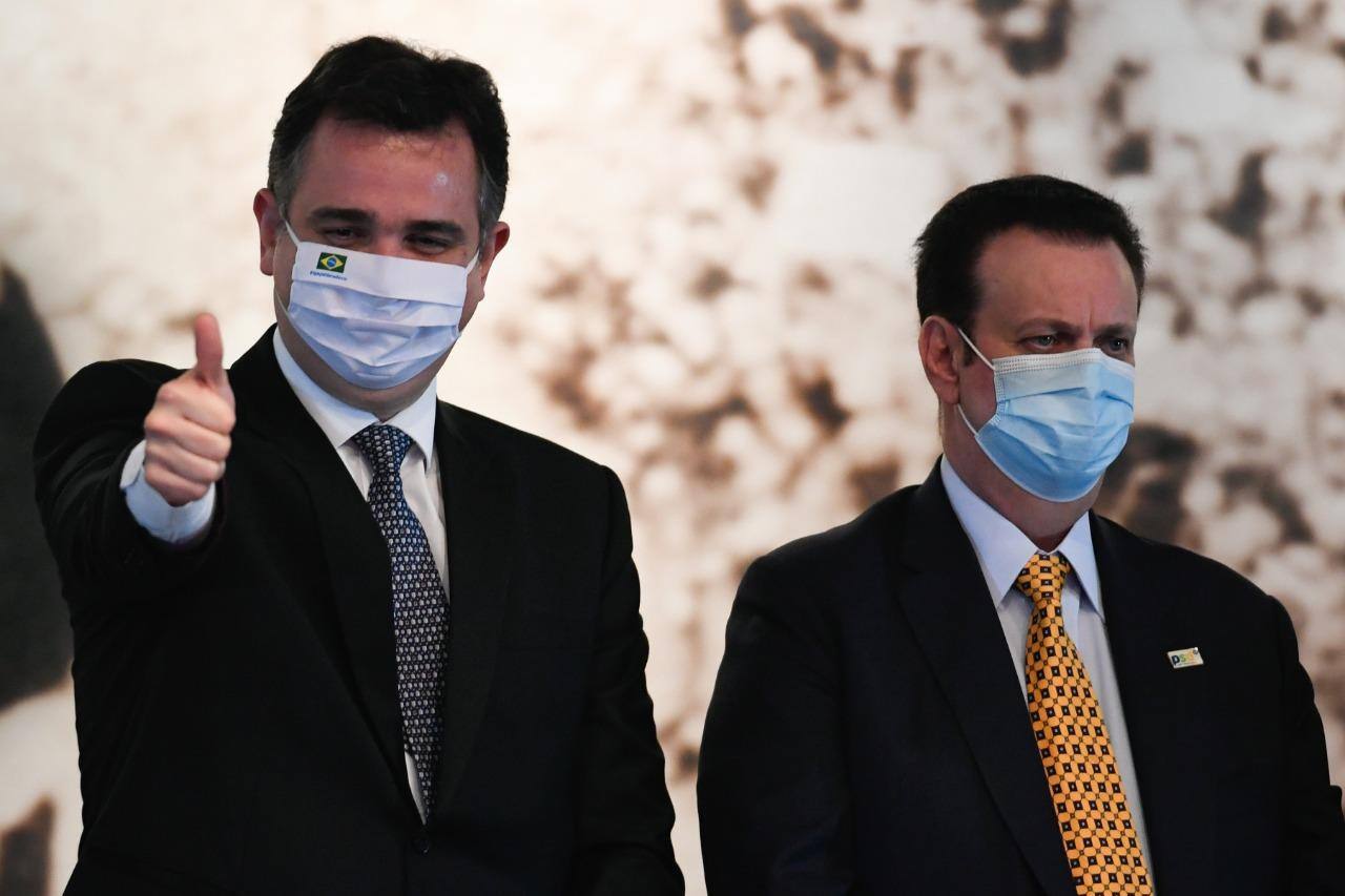 O presidente do Senado, Rodrigo Pacheco, acompanhado do presidente do PSD, Gilberto Kassab, nesta quarta-feira, 27 de outubro, durante cerimônia de filiação ao PSD