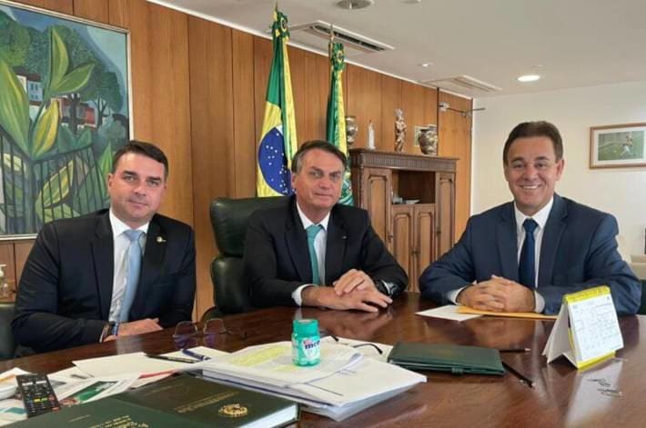 O senador Flávio Bolsonaro, o ex-presidente Jair Bolsonaro e o deputado federal Adilson Barroso, que apresentou um projeto de lei para a criação do Dia Nacional do Patriota