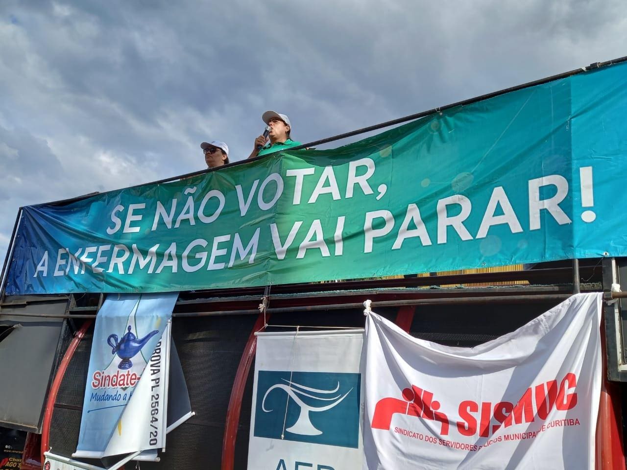 Manifestantes pelo piso da enfermagem