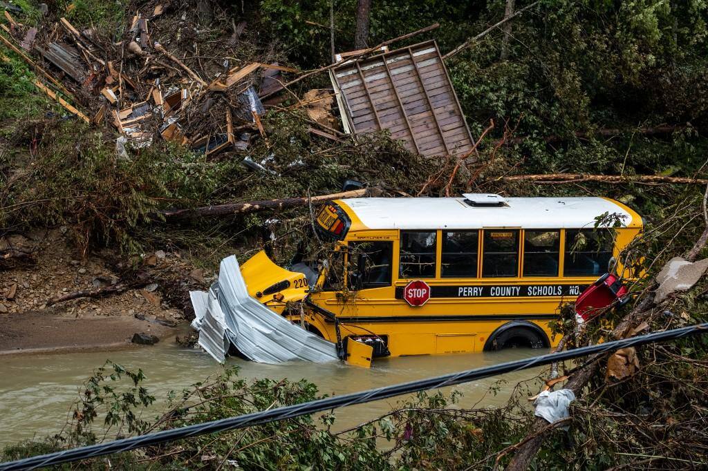 Ônibus escolar foi arrastado pela força das águas em Kentucky