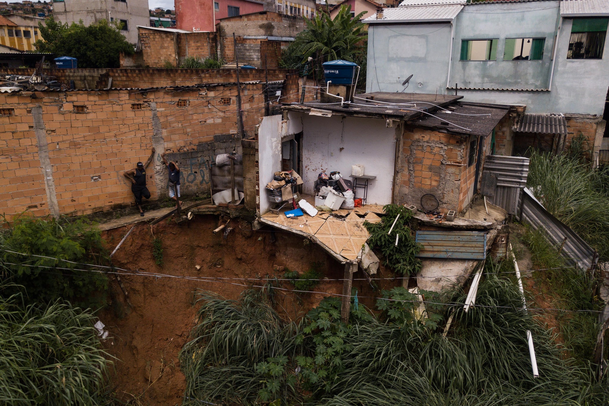 Inundação causa estragos em imóveis no Conjunto Palmital, em Santa Luzia 