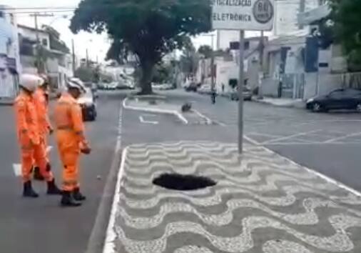 A vítima foi socorrida pelo Corpo de Bombeiros, e não teve ferimentos graves; a via está interditada nos dois sentidos para reparação das avarias