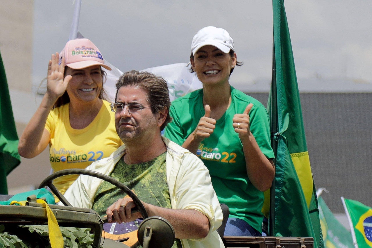 A primeira-dama não falou com a imprensa e, ao longo do trajeto, apenas acenou para apoiadores e fez o número de urna de Bolsonaro com os dedos