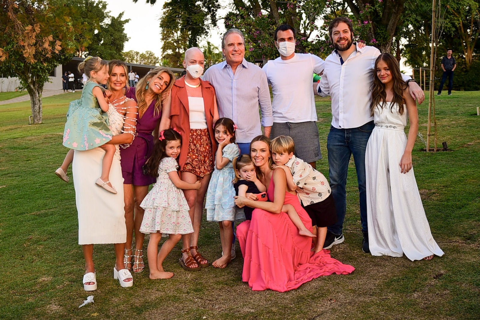 Fabiana Justus surpreendeu os familiares durante visita surpresa ao aniversário de Vicky, sua irmã caçula