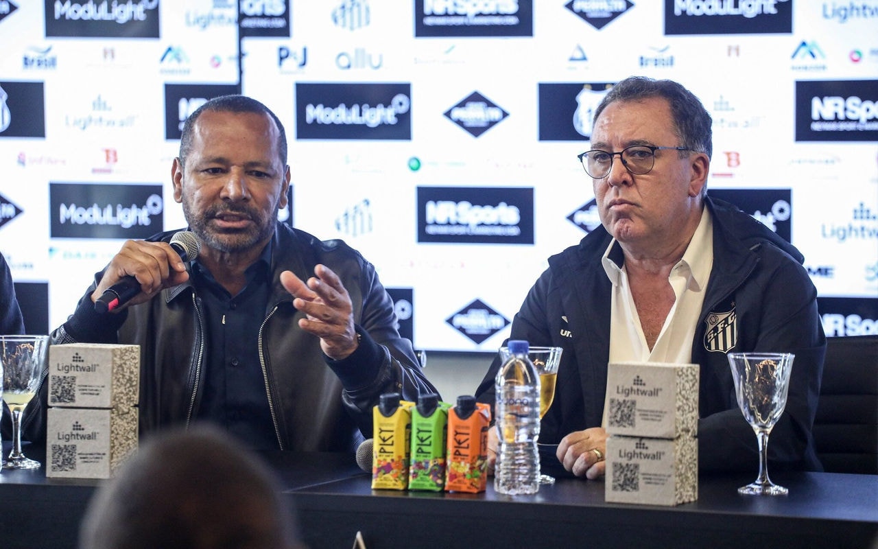 Neymar Pai e Marcelo Teixeira (Foto: Reinaldo Campos/ Santos F.C)