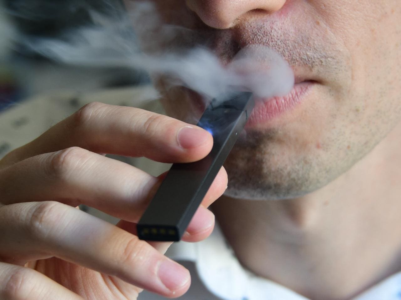 Mesmo ilegal, vape, ou cigarro eletrônico, é encontrado com facilidade em lojas online e físicas