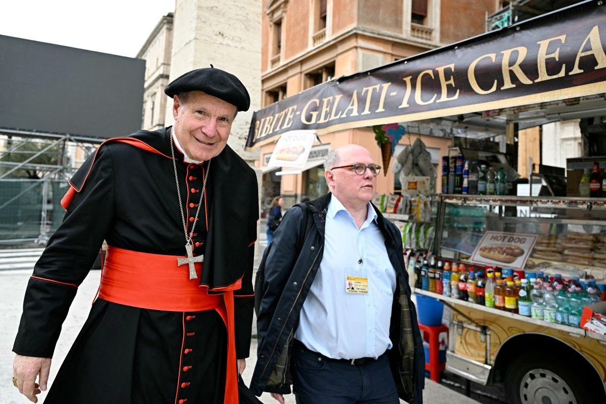 O cardeal austríaco Christoph Schönborn caminha pela Via della Conciliazione e se prepara para o Conclave