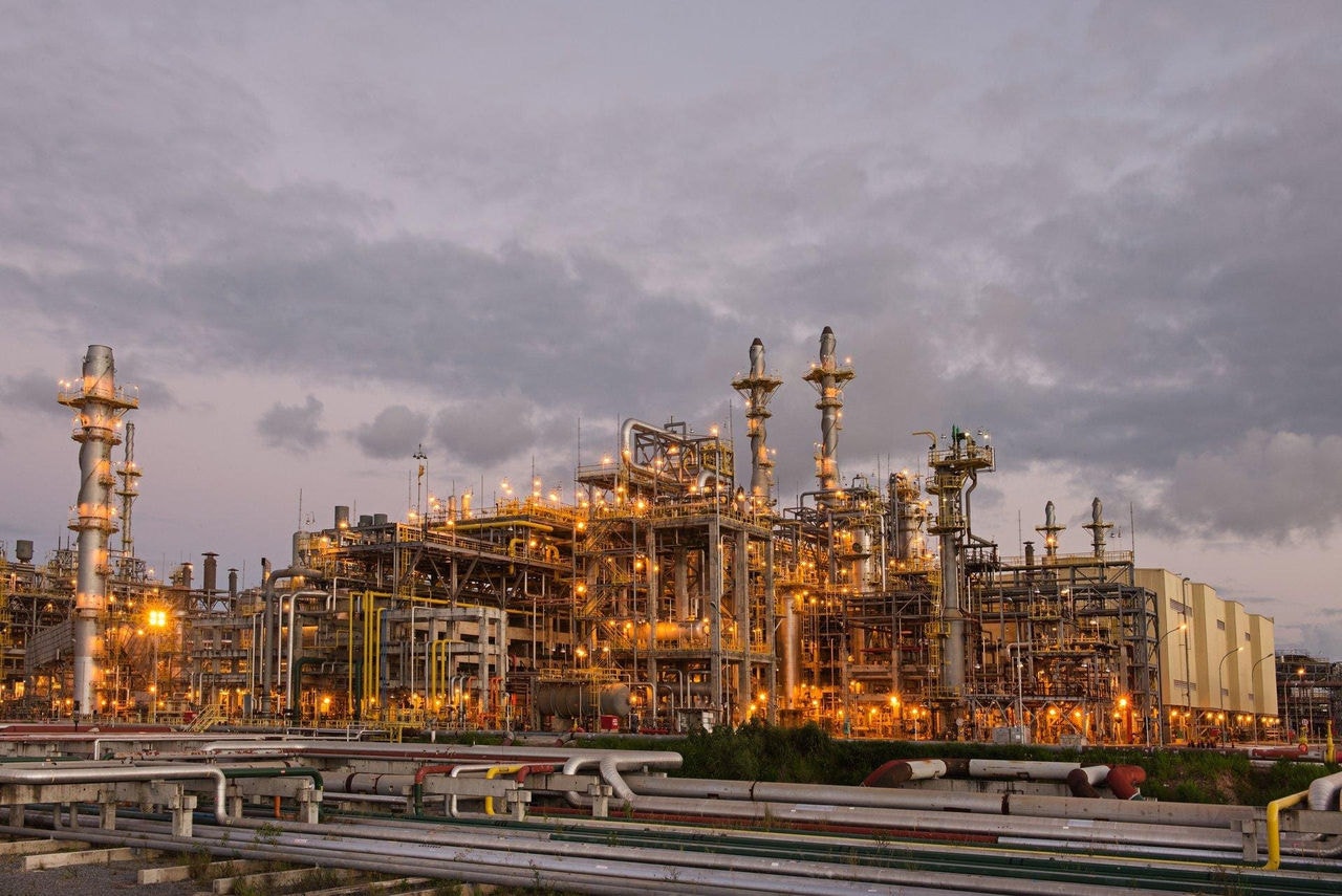 A Petrobras aposta na retomada de obras na Abreu e Lima para ampliar sua produção de combustíveis em meio à crescente demanda mundial e problemas de produção e distribuição de outros países por causa de conflitos armados