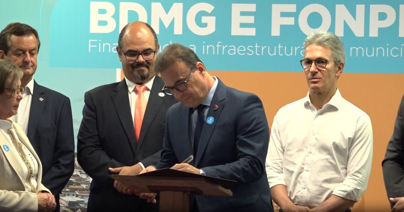 Gabriel Viégas Neto, presidente do BDMG, assina termo de parceria com o Fonplata ao lado do governador Romeu Zema e do vice-governador Professor Mateus, ambos do Novo