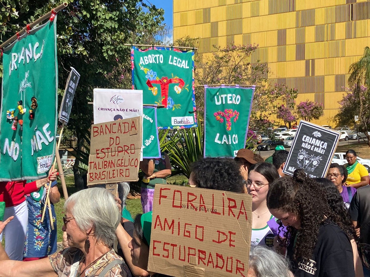 Manifestação contra do PL do Aborto tem confusão entre parlamentares e ativistas