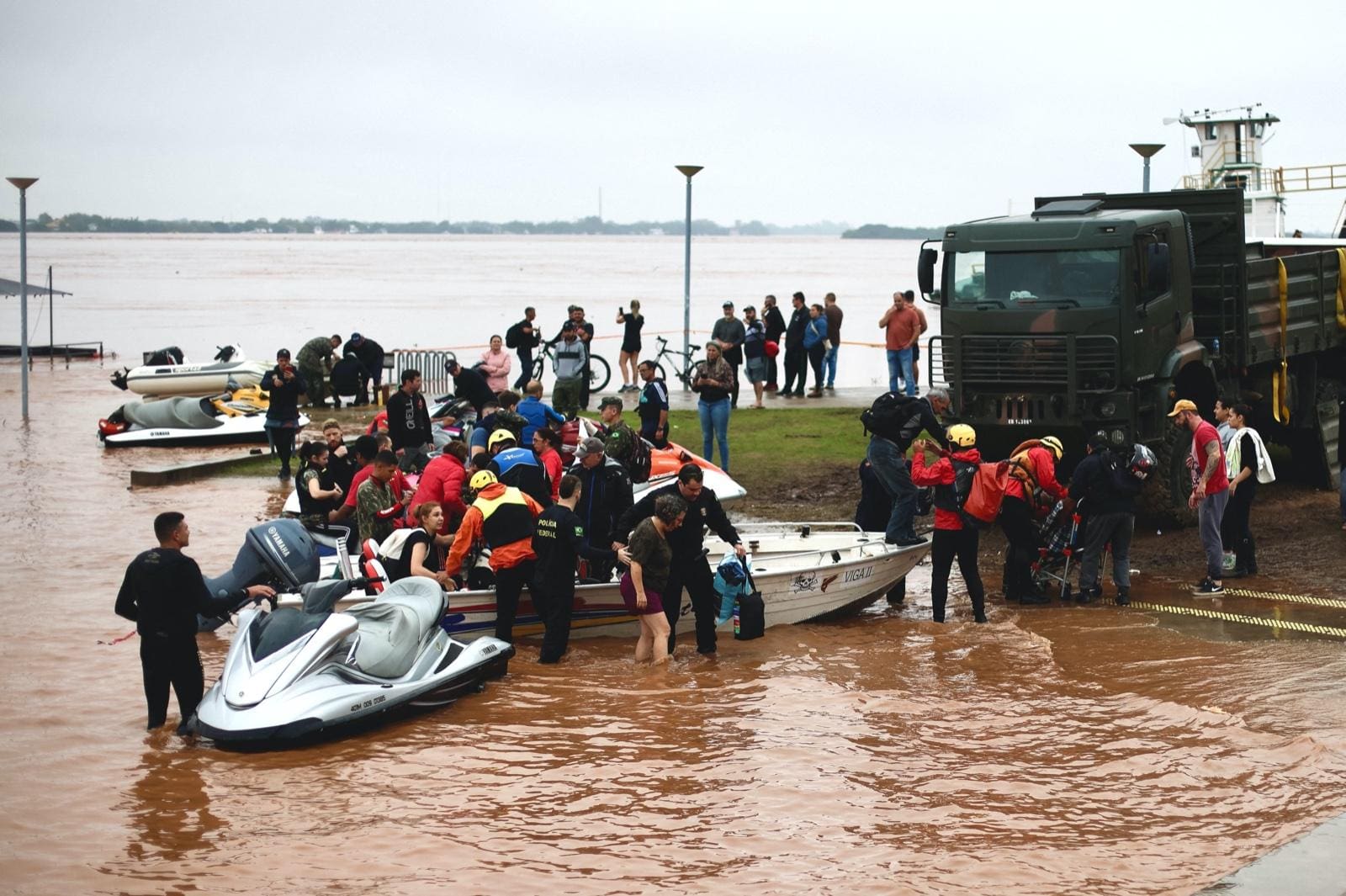 Equipes de resgate montaram base às margens do rio Guaíba para receber os resgatados em Porto Alegre, Rio da Grande do Estado, Brasil, no dia 4 de maio de 2024. As enchentes causadas pelas intensas chuvas que atingiram o Sul do Brasil deixaram pelo menos 57 mortos e 67 desaparecidos, segundo novo relatório divulgado neste sábado pela Defesa Civil