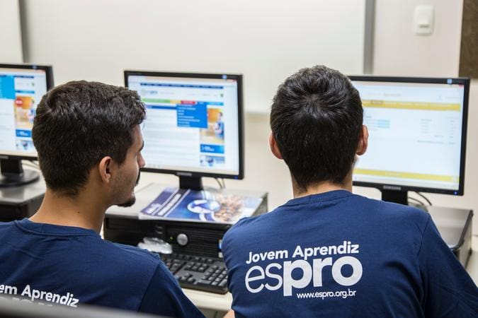 Além de trabalharem nas empresas, os jovens aprendizes também são matriculados em cursos profissionalizantes