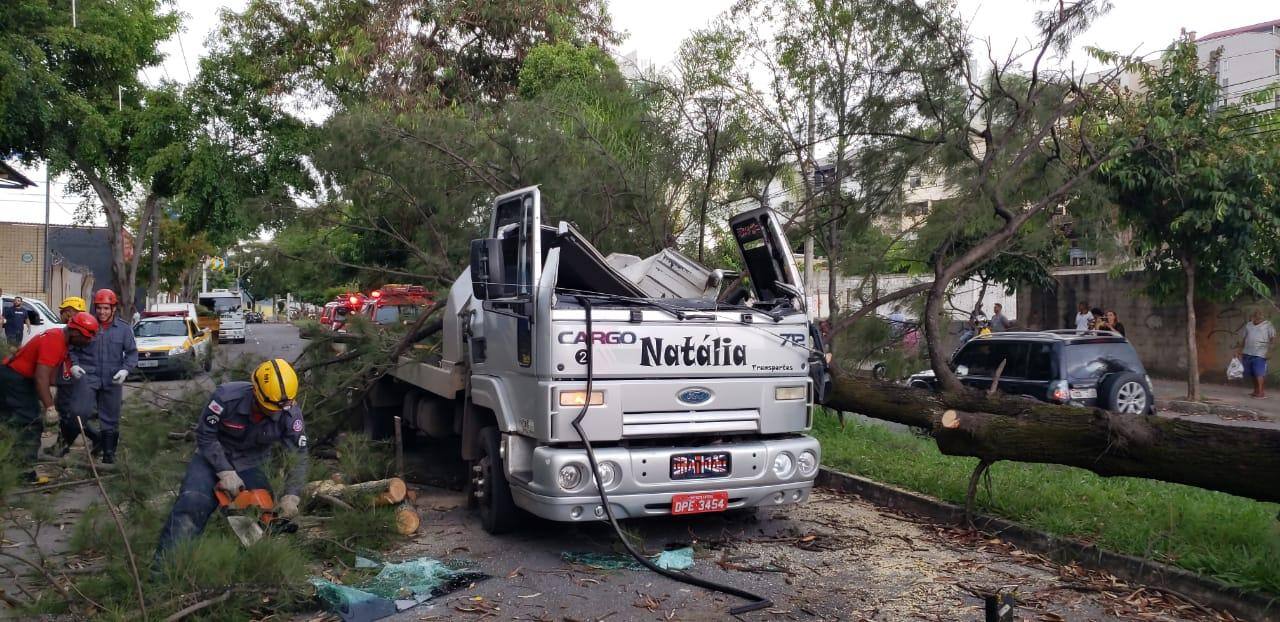 Caminhão ficou destruído e ainda não se sabe situação da vítima