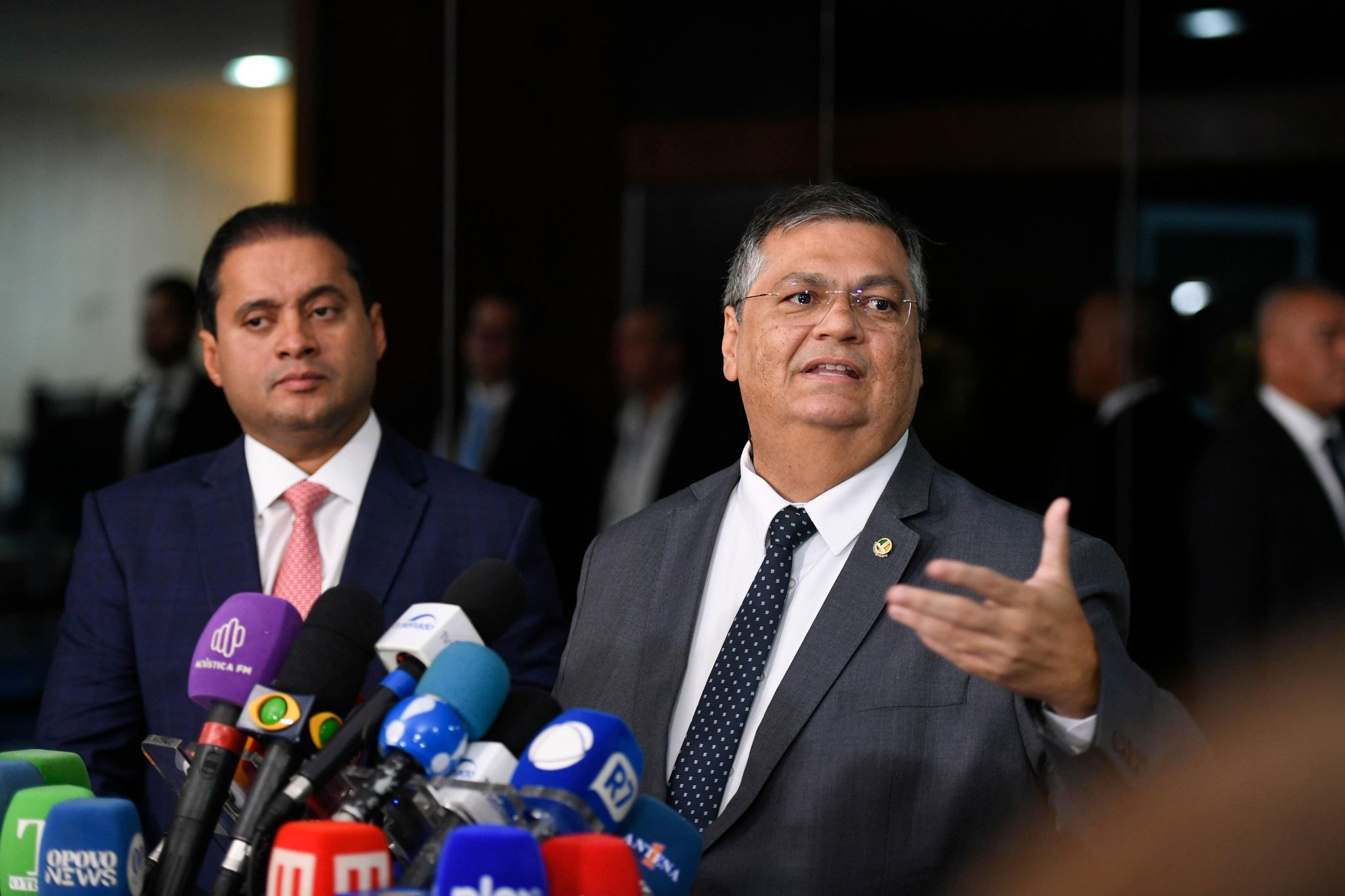 O ministro Flávio Dino, indicado ao STF, e ao fundo o relator, senador Weverton Rocha