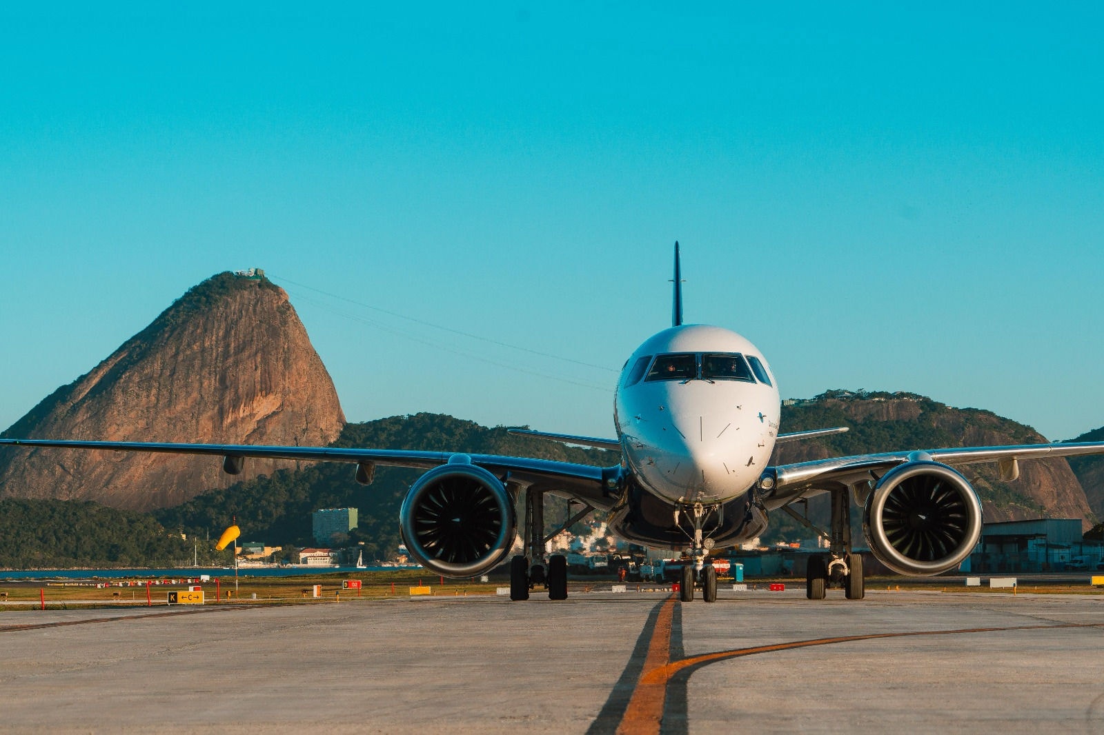 A aeronave Embraer 2 é a maior e mais moderna fabricada no Brasil e já vem com Wi-Fi e TV ao vivo instalado