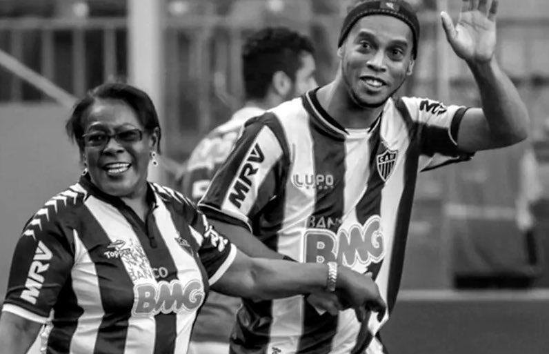 Imagem de Ronaldinho ao lado de Miguelina que está registrada na Arena MRV