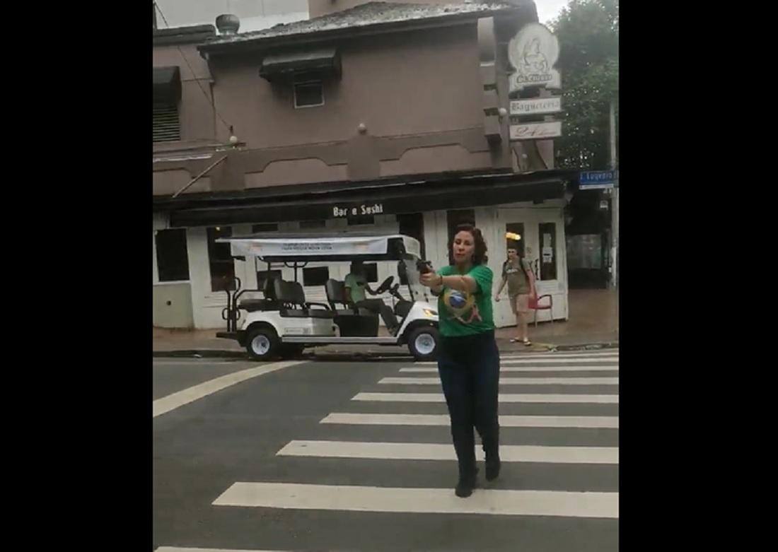 As vésperadas do segundo turno das eleições, a deputada foi flagrada em vídeo apontando arma para homem