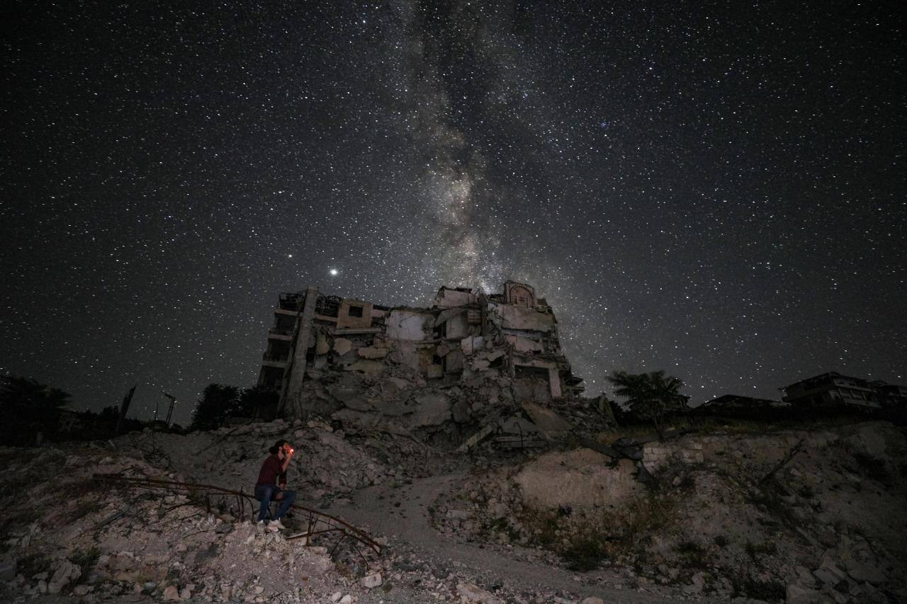 Destruição na Síria contrasta com beleza do céu