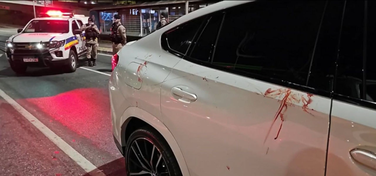 BMW branca com manchas de sangue na porta foi abordada por policiais militares