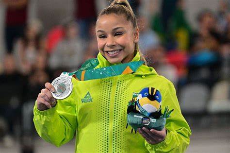 Flávia Saraiva com a medalha de prata no Pan-Americano de Santiago, no ano passado