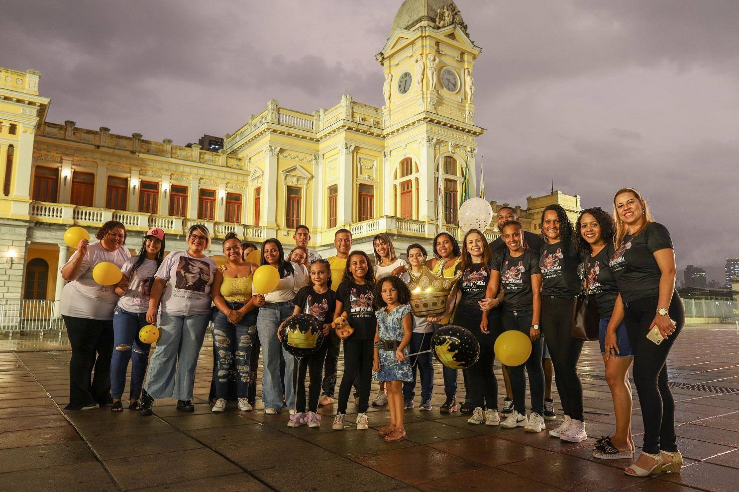 Fãs de Marília Mendonça na Praça da Estaão