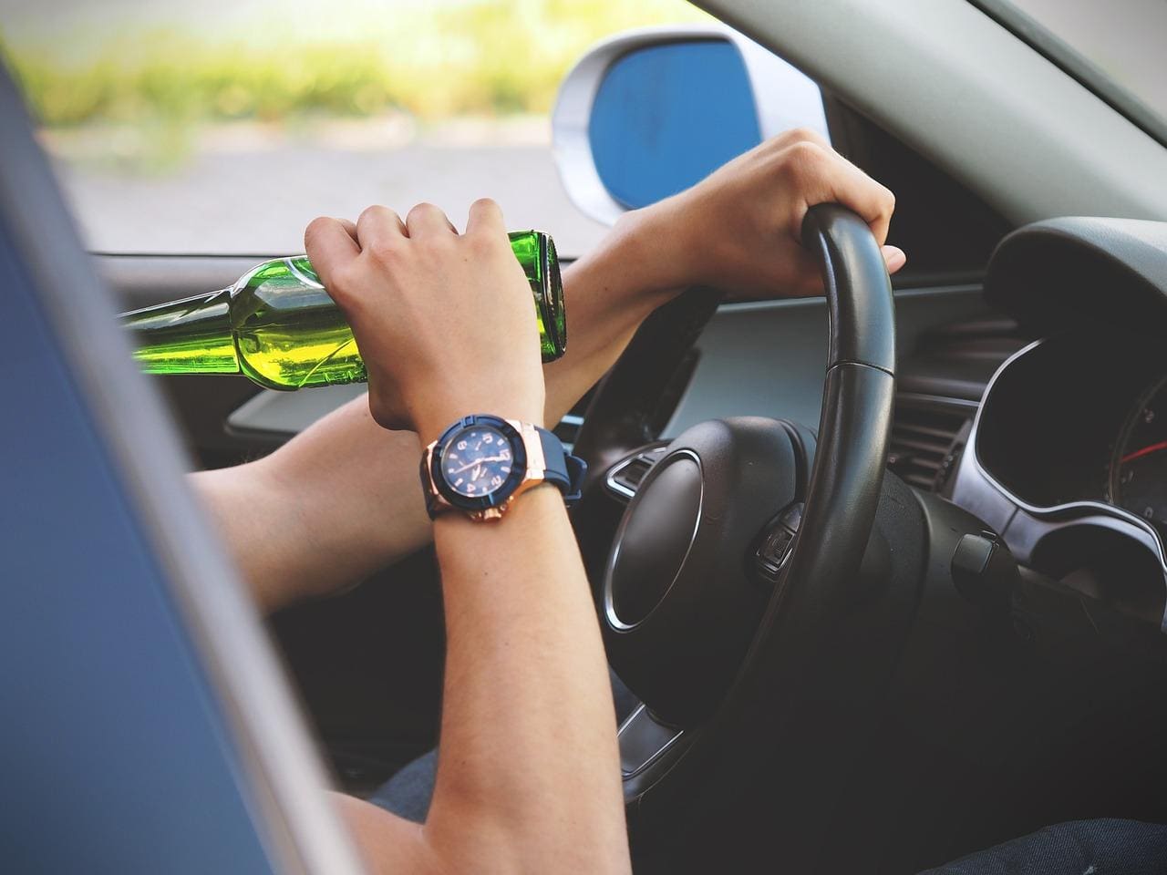 Dirigir sob efeito de álcool pode ser enquadrado como crime de trânsito e resultar em prisão 