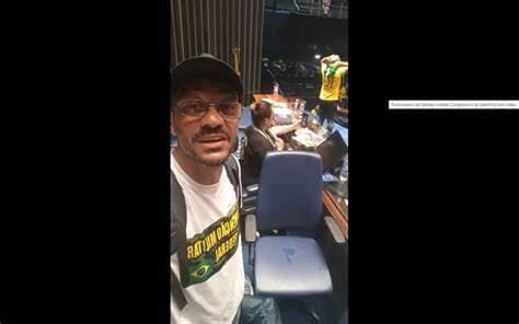 Aécio Lúcio Costa Pereira, de 51 anos, que é cientista da computação e ex-funcionário da Sabesp, foi preso em flagrante dentro do Congresso pela Polícia do Senado