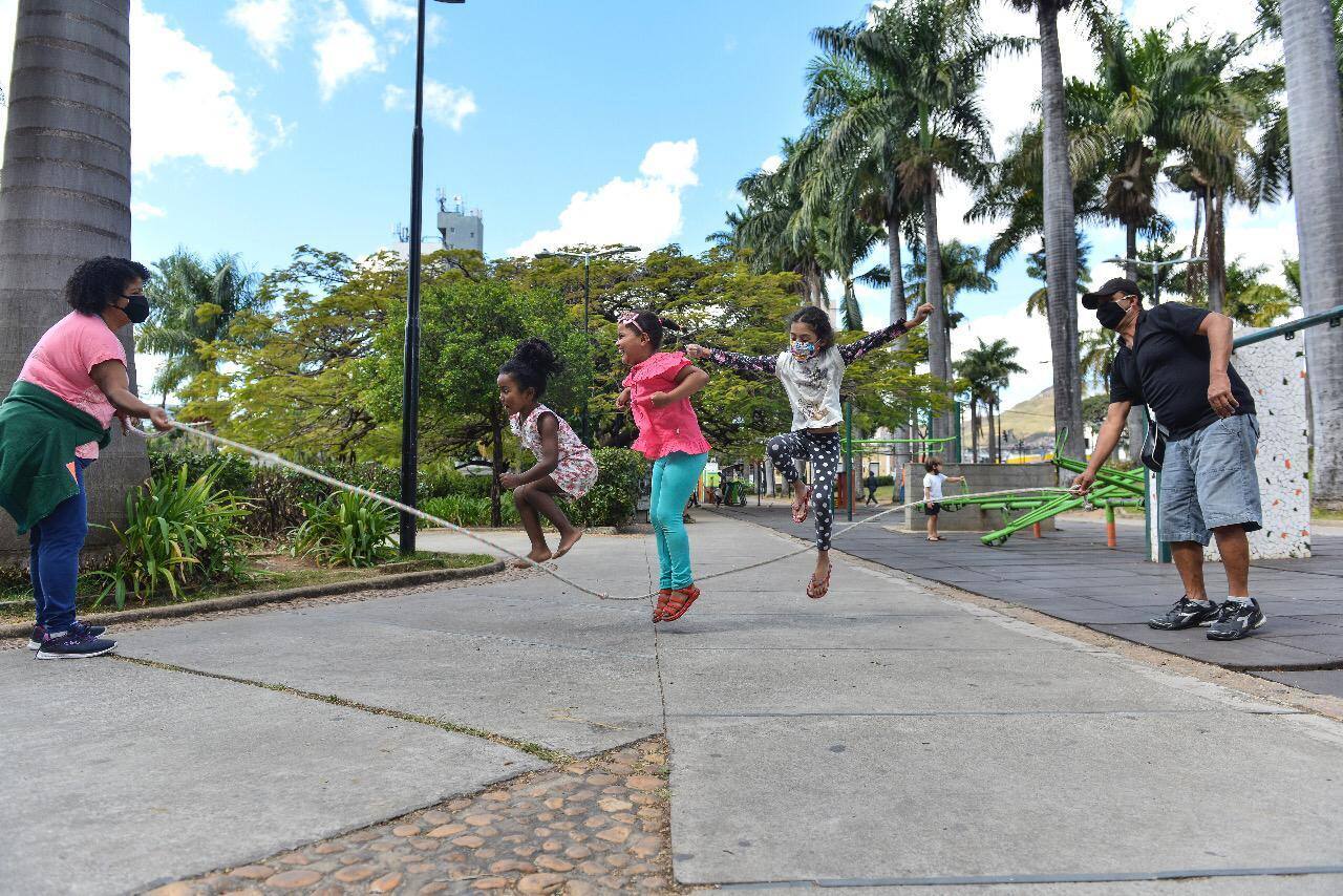 Crianças pulam corda na Praça Santa Efigênia 08/08
