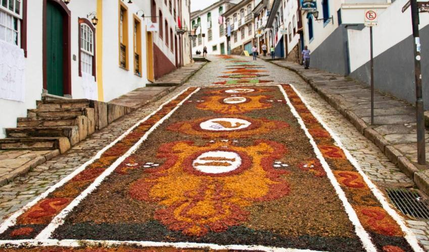 A tradição dos tapetes devocionais, em Ouro Preto, começou lá em 1.733. A arte atrai turistas de todos os cantos do país