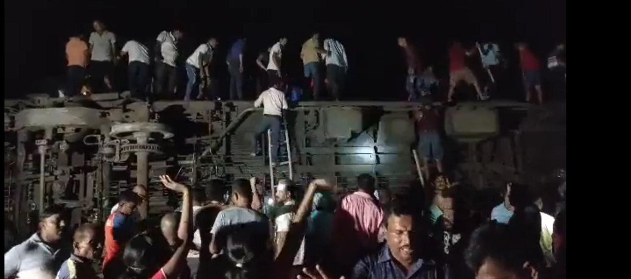 trem descarrilado na índia