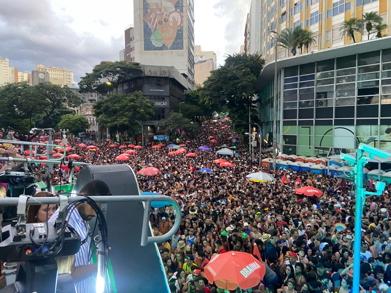 Ruas ao lado da avenida Afonso Pena também ficaram lotadas de gente querendo ver  Alok