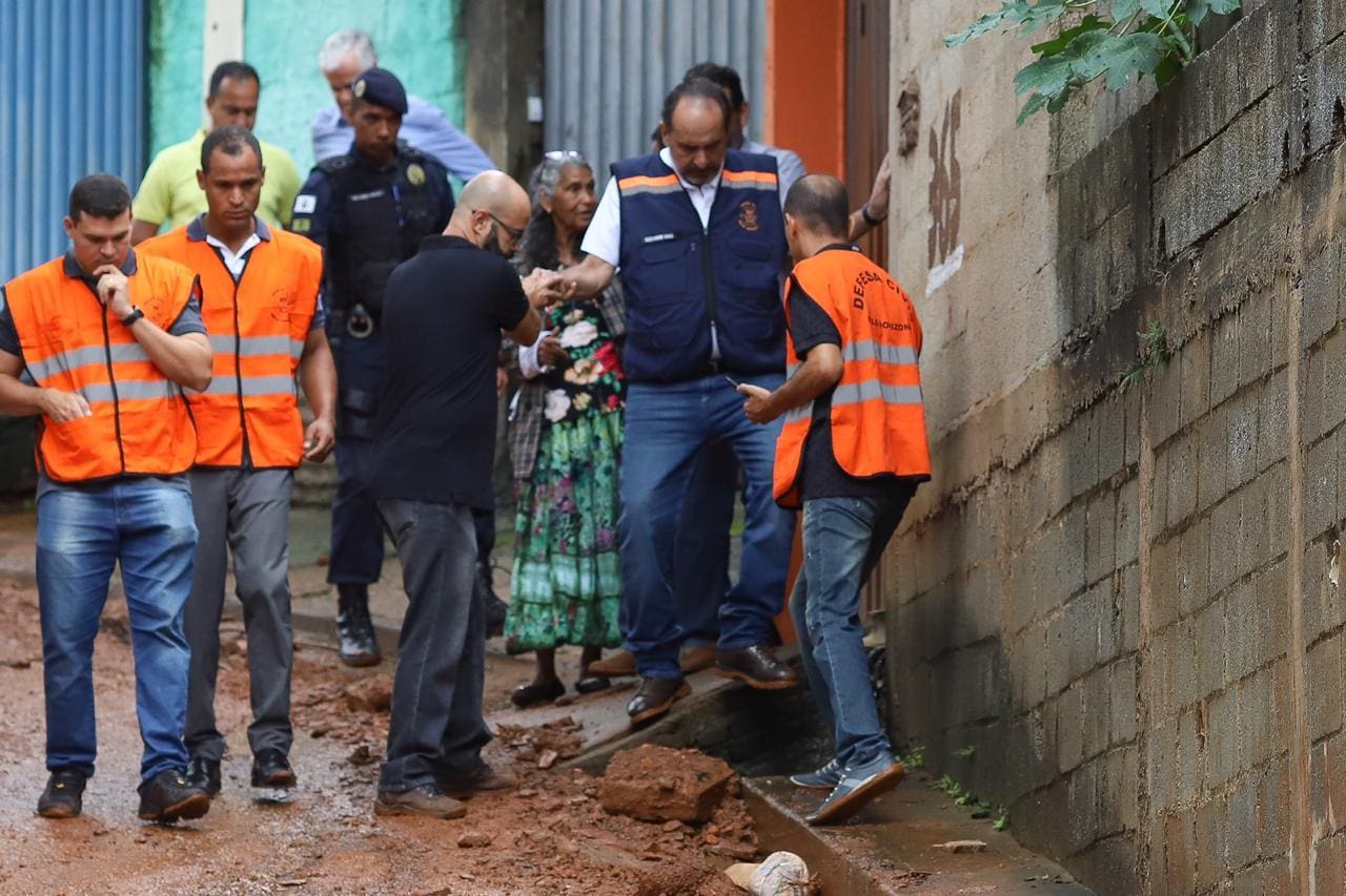 Prefeito Alexandre Kalil (PSD) visitou na manhã deste sábado (25) a Vila Bernadete, no Barreiro, onde nove pessoas foram soterradas