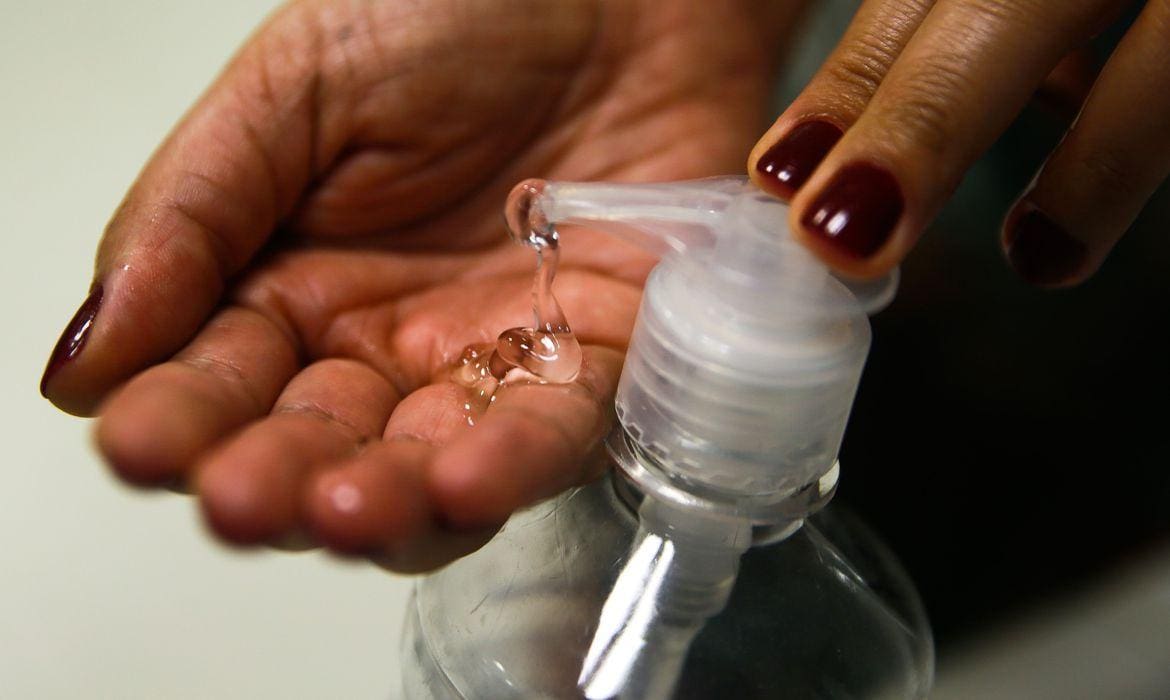 Uso de álcool gel requer cuidados para não causar danos à pele