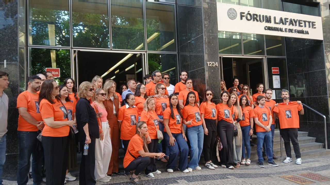 Familiares e amigos de Carol durante manifestação por justiça