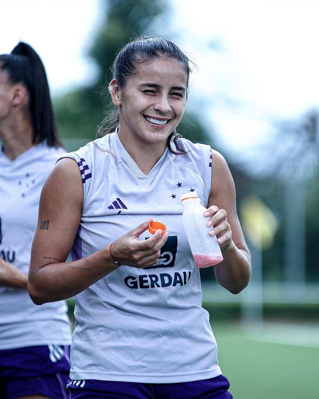 Lateral Camila Arrieta sofreu ruptura do ligamento cruzado anterior do joelho direito