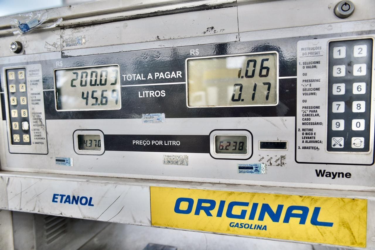 Flagrante feito pela reportagem de O TEMPO mostra litro da gasolina vendido a R$ 6,23 em posto de combustíveis de Contagem, na região metropolitana de Belo Horizonte; no mesmo estabelecimento, etanol saía por R$ 4,37 à manhã de sábado (27)
