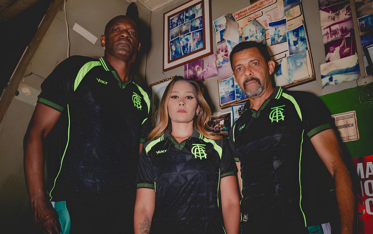 À esquerda, ex-atacante Somália, um dos destaques da história do América, trajado com a camisa três do time 