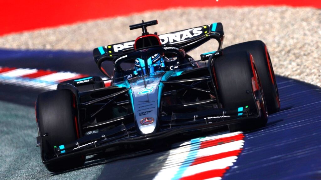Colisão entre Verstappen e Norris colocou George Russell e Mercedes em primeiro lugar.