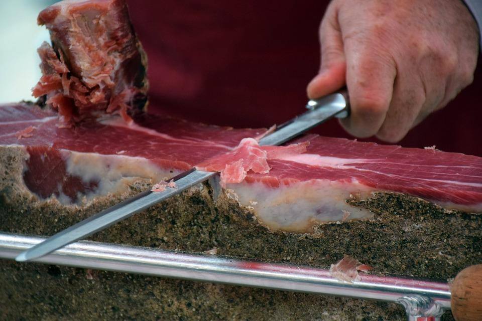 Homem decepou testítulos ao sonhar que estava cortando carne