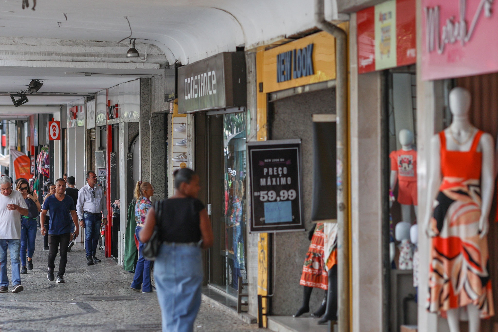 Pessoas olham para vitrines de lojas do Centro de Belo Horizonte