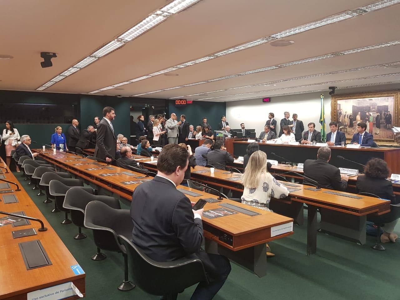 Poucos deputados na sessão que debate medidas para conter o coronavírus