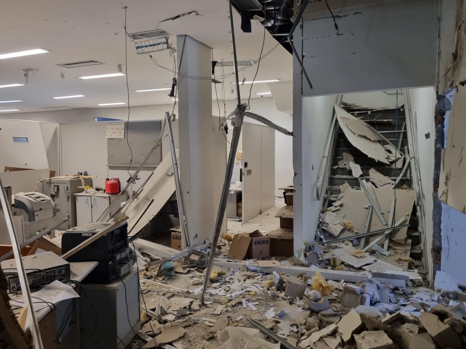 Agência da Caixa ficou destruída após assalto em Itajubá