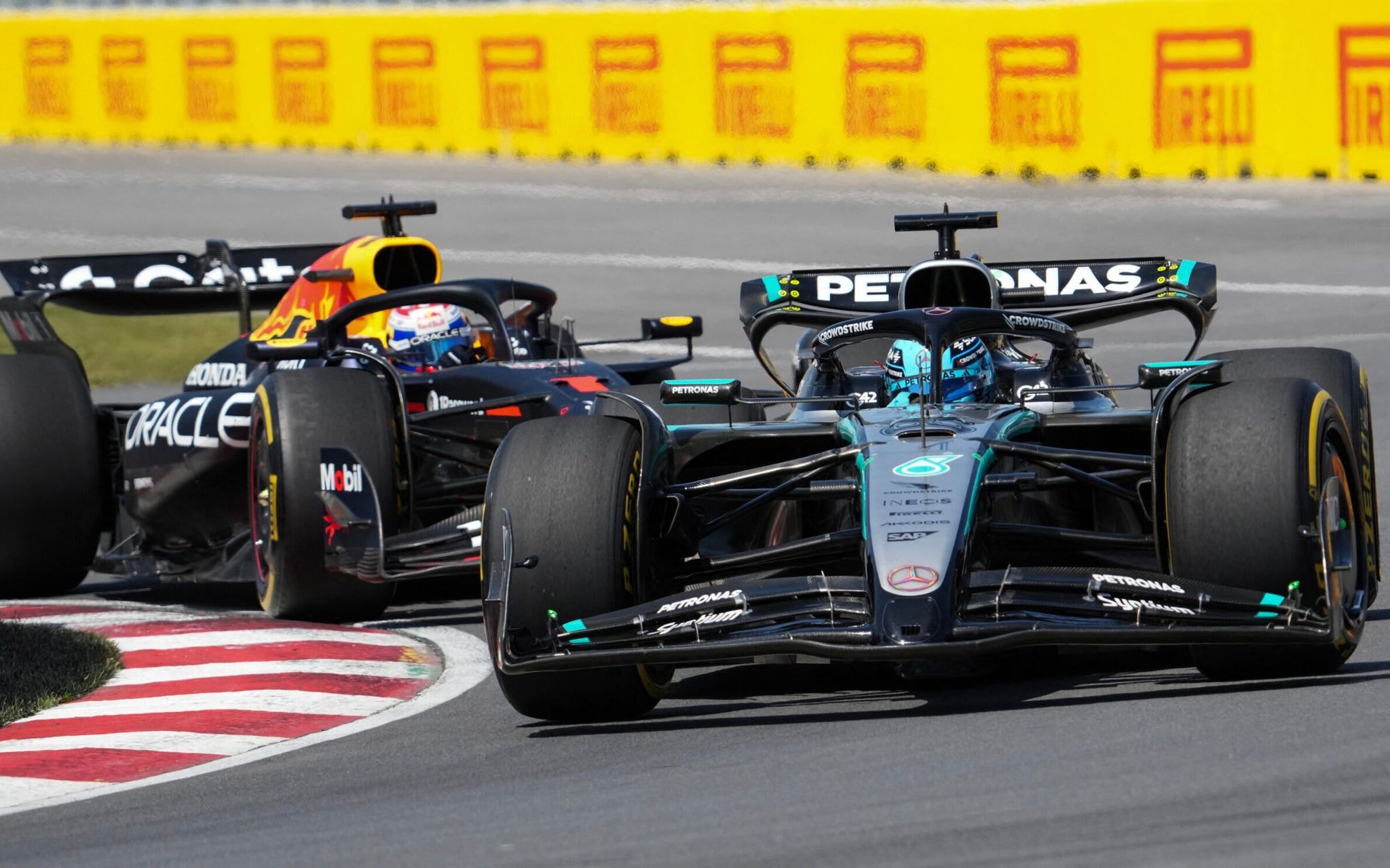 George Russell, da Mercedes, em ação no GP do Canadá pela F1 2025 (Foto: TIMOTHY A. CLARY / AFP)