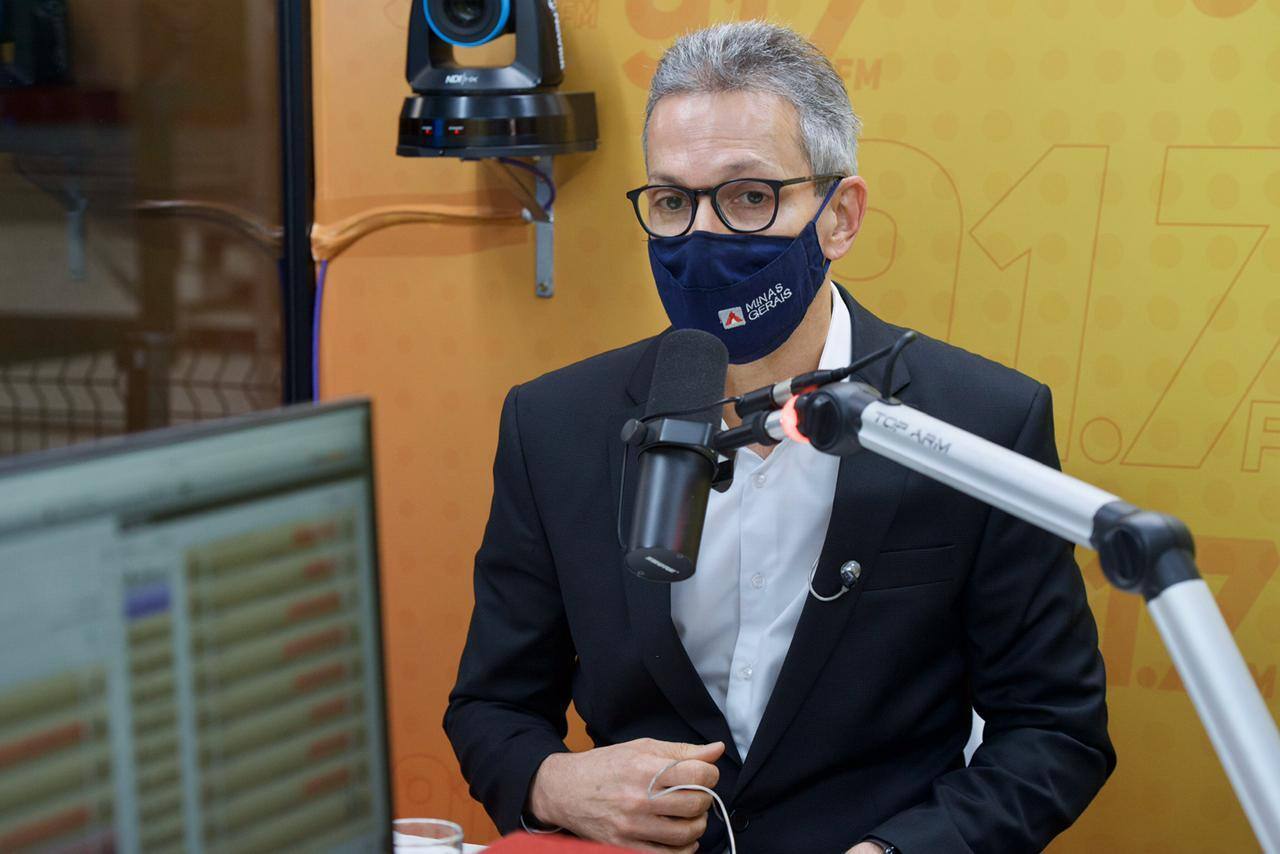 Romeu Zema em entrevista à Rádio Super diz que deputados que criticam seu governo não levantam a bunda da cadeira