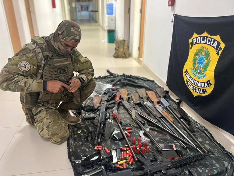 A polícia apreendeu um arsenal de armas, com fuzil, três pistolas, sete espingardas e duas miras holográficas, além de munição de diversos calibres, carregadores e outros equipamentos bélicos