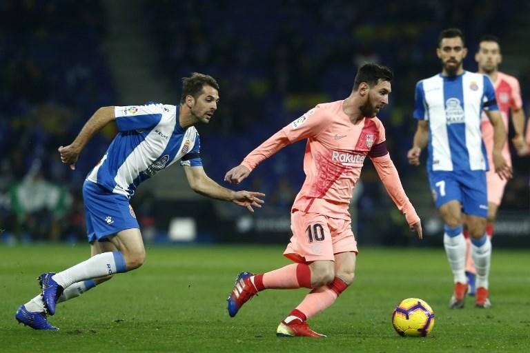 Messi brilha e coloca Barça na liderança