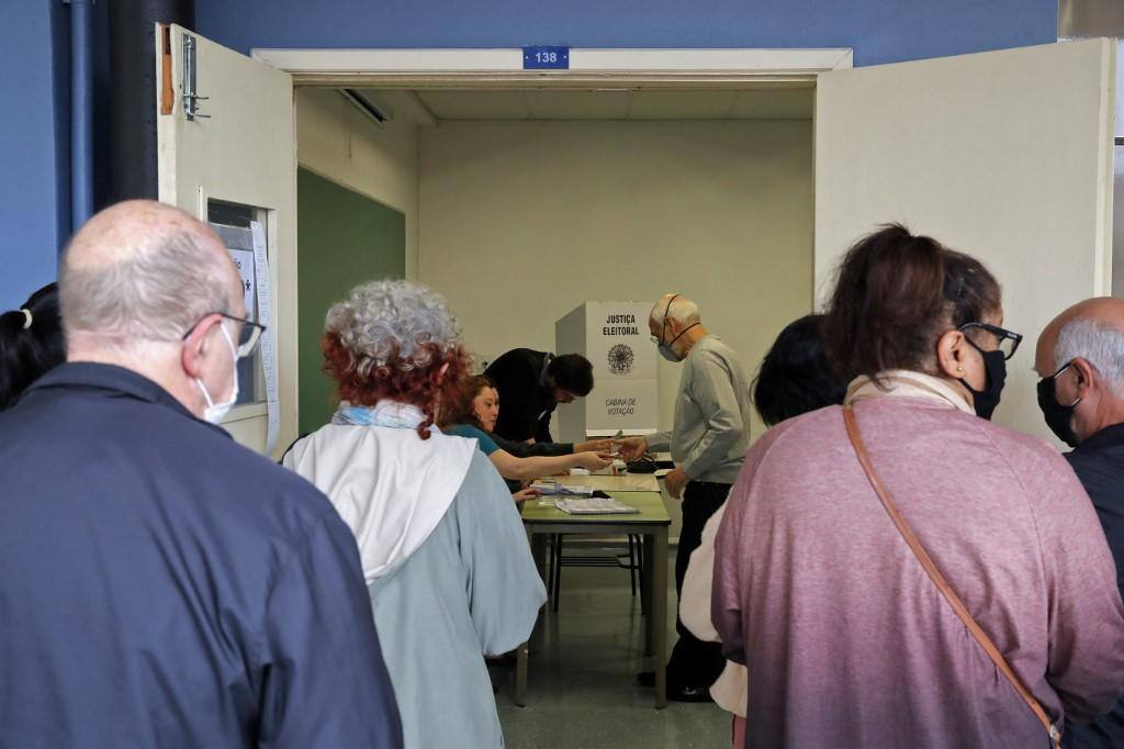 Eleitores votam em seção na cidade de São Paulo, no domingo, 2 de outubro