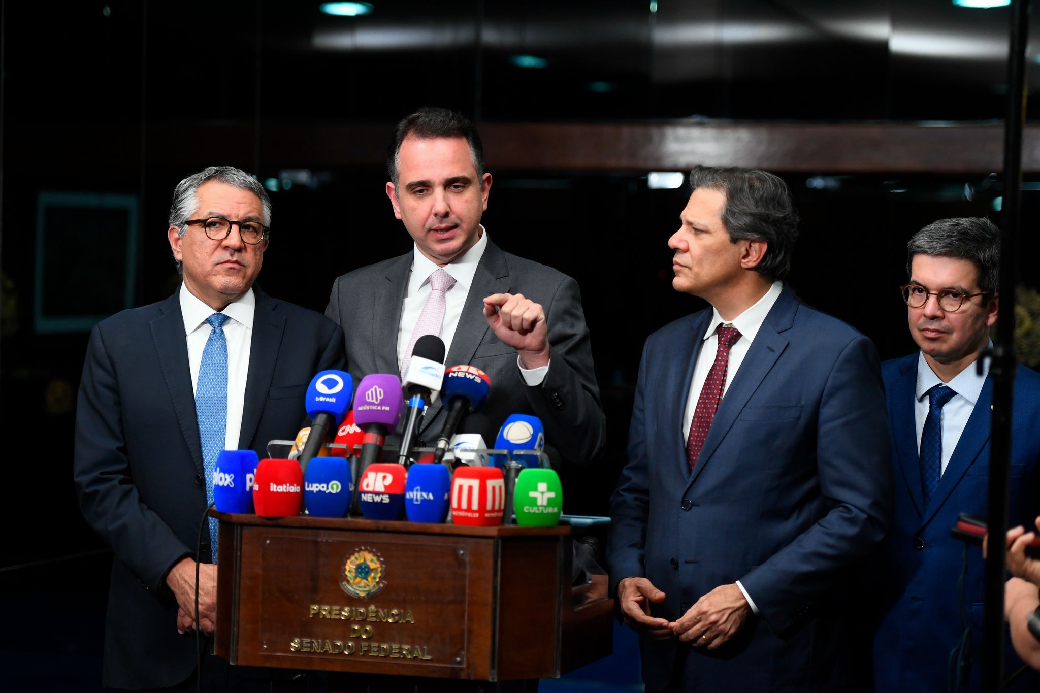 Rodrigo Pacheco (PSD-MG), concede entrevista em meio aos ministros da Fazenda e das Relações Institucionais, Fernando Haddad e Alexandre Padilha, e do líder do governo no Congresso, senador Randolfe Rodrigues (sem partido-AP)