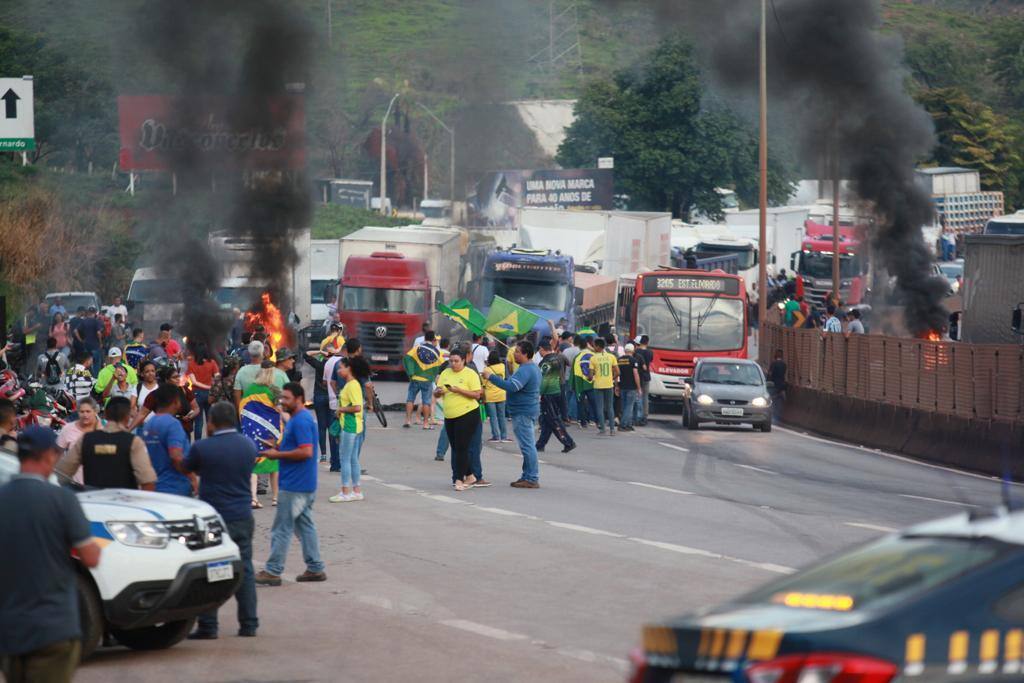 BR-381, em Betim, foi fechada pelo protesto de caminhoneiros bolsonaristas