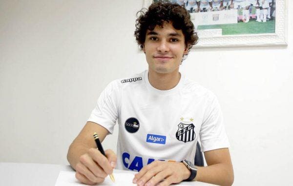 Jogador chega ao Santos para tentar resolver uma carência do elenco.